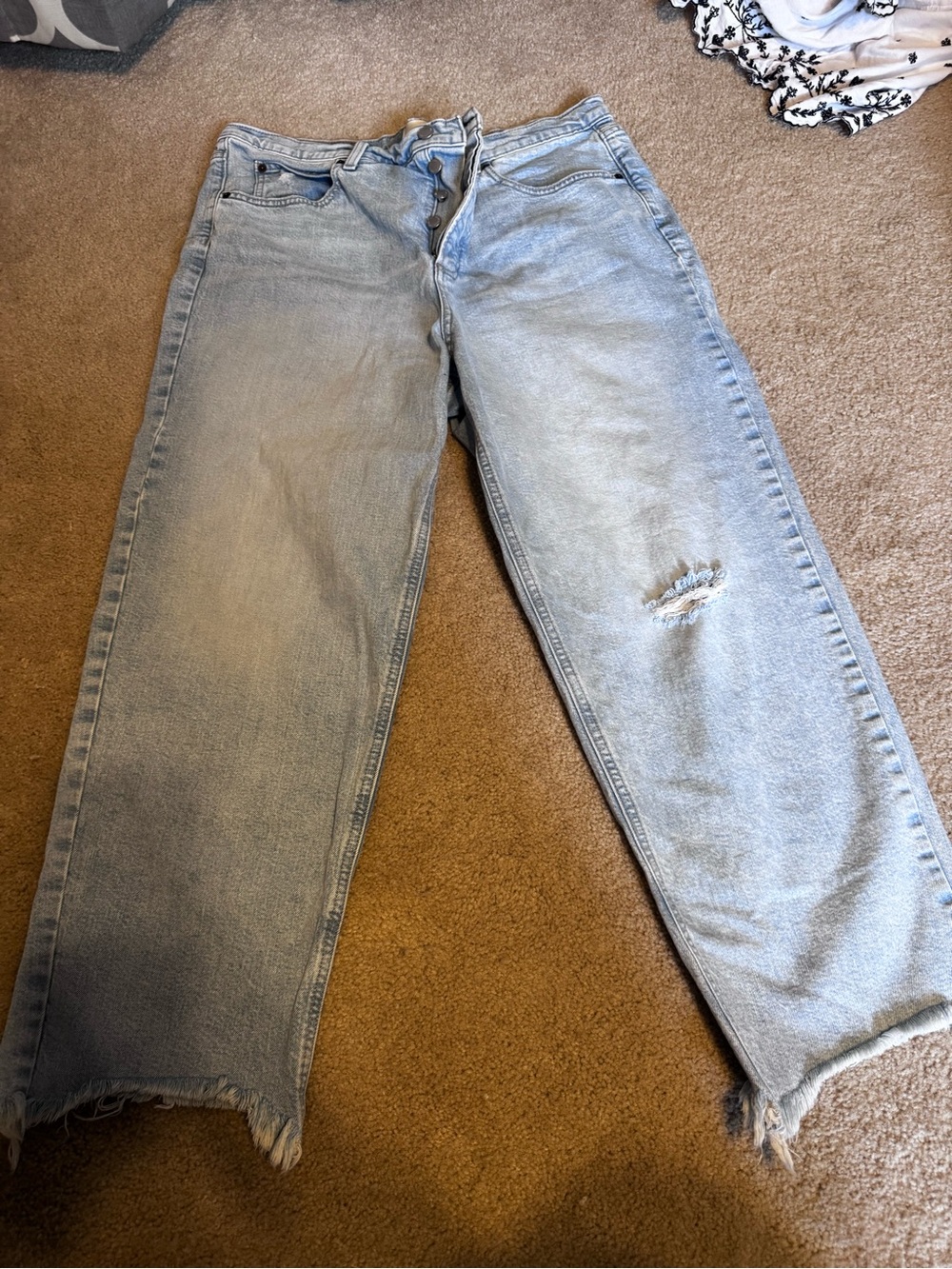 Universal Thread Light Blue Straight Leg Jeans with Distressed Knee